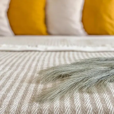 Modern - Meters Away From The Πομόριε