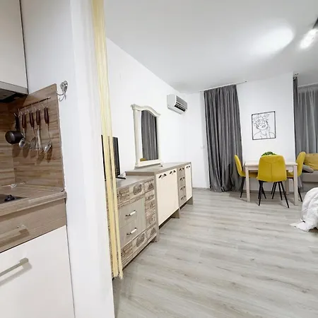 Modern - Meters Away From The דירה
